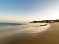 Piaszczysta plaża nad brzegiem morza w Grande Real Santa Eulalia
