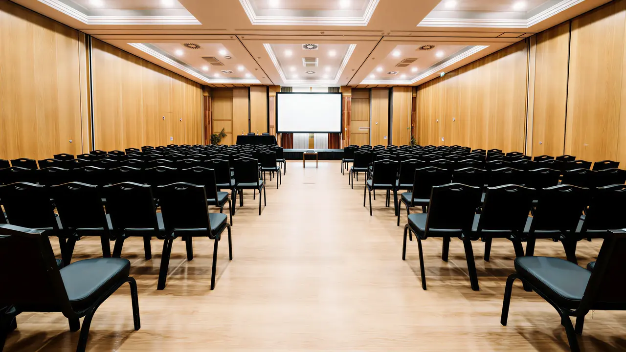 Sala konferencyjna z rzędami krzeseł w Grande Real Santa Eulalia