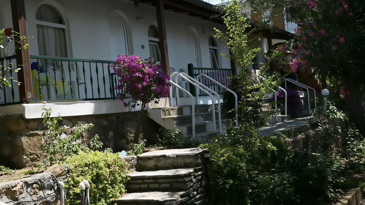 Elewacja budynku i wejście w Green Port Bodrum