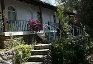 Elewacja budynku i wejście w Green Port Bodrum
