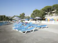Leżaki i parasole przy plaży w Green Port Bodrum