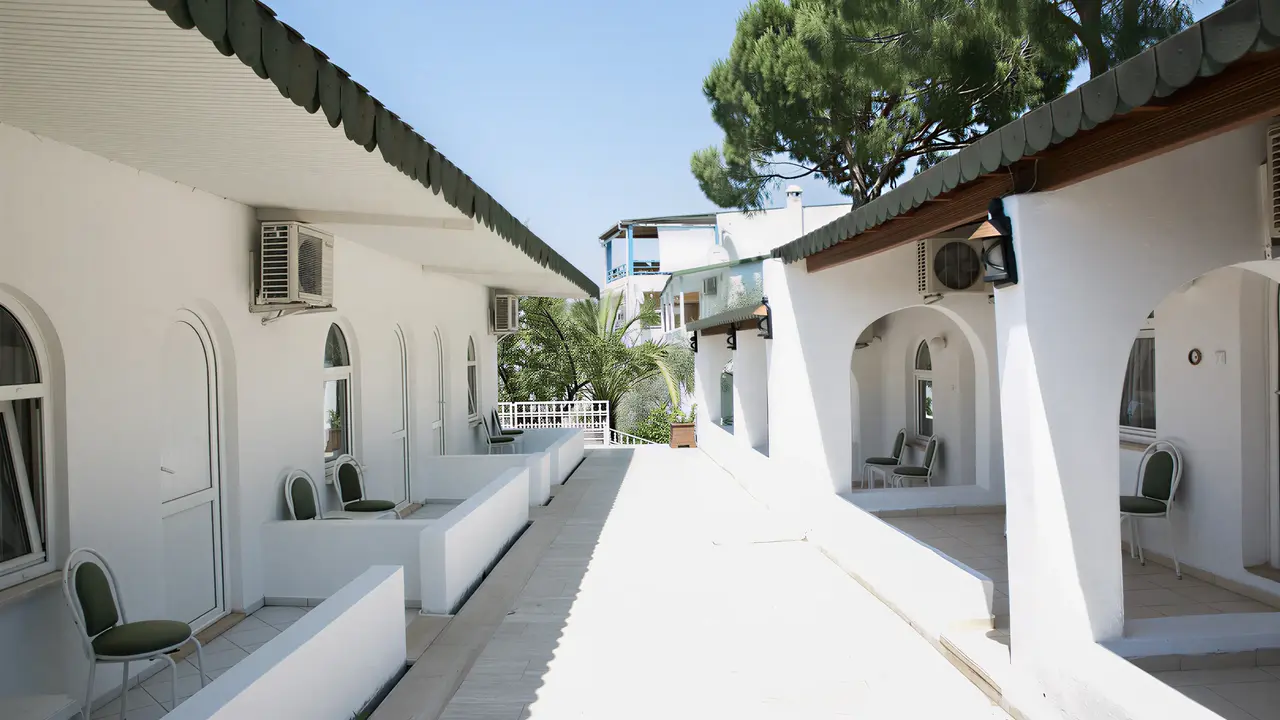 Białe budynki i korytarz zewnętrzny w Green Port Bodrum