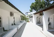 Białe budynki i korytarz zewnętrzny w Green Port Bodrum