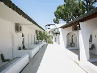 Białe budynki i korytarz zewnętrzny w Green Port Bodrum