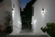 Oświetlone przejście między budynkami w Green Port Bodrum