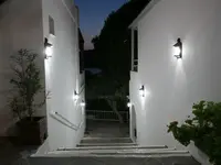 Oświetlone przejście między budynkami w Green Port Bodrum