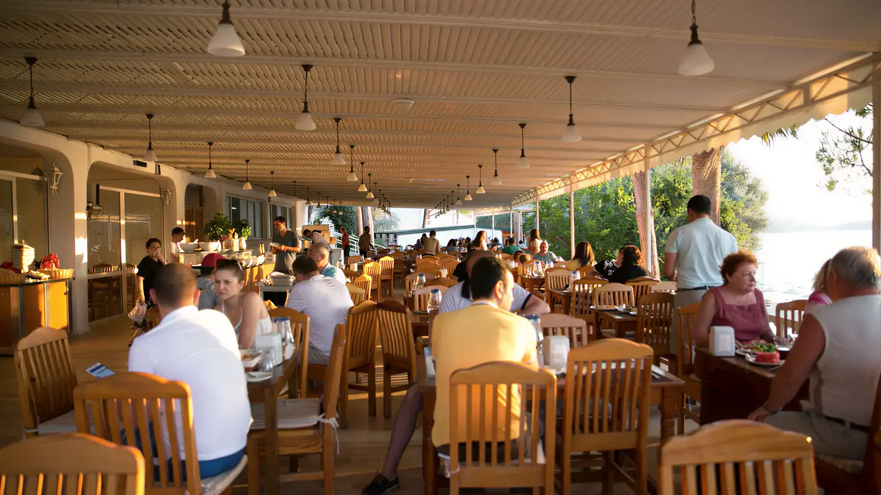 Goście jedzący posiłki w restauracji Green Port Bodrum