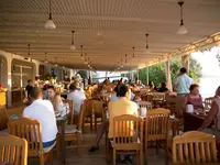 Goście jedzący posiłki w restauracji Green Port Bodrum
