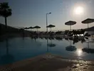 Basen z leżakami w Green Port Bodrum o zachodzie słońca