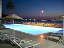 Oświetlony basen z leżakami w Green Port Bodrum