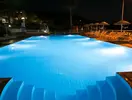 Oświetlony basen w hotelu Green Port Bodrum nocą