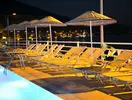 Leżaki przy basenie w Green Port Bodrum nocą