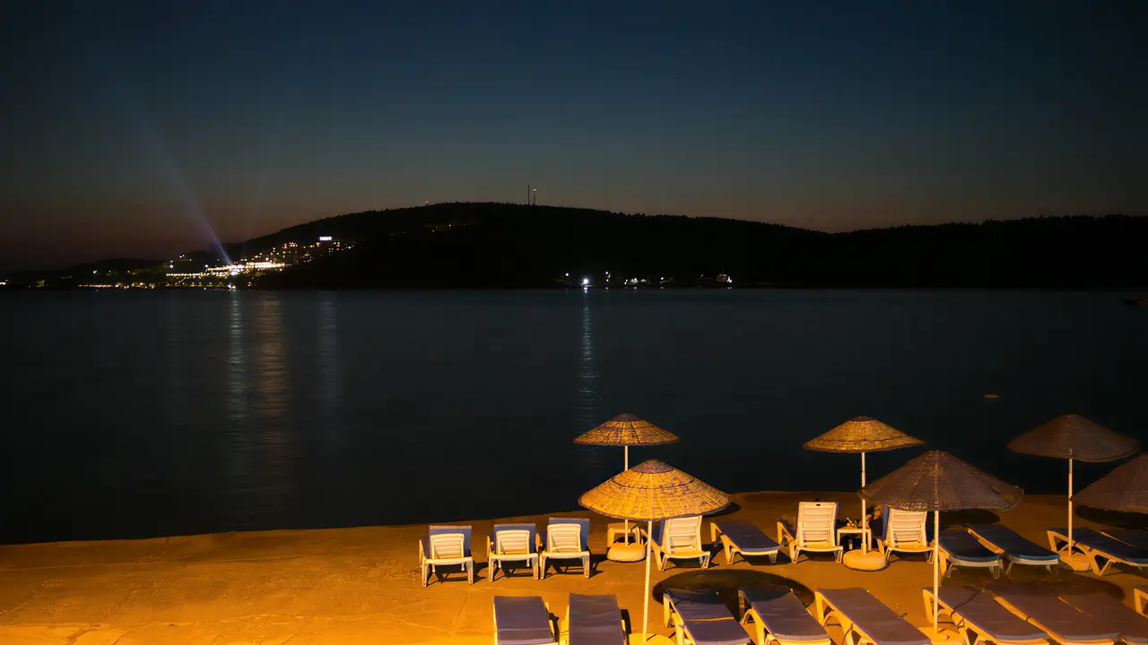 Leżaki i parasole na plaży w Green Port Bodrum