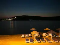 Leżaki i parasole na plaży w Green Port Bodrum