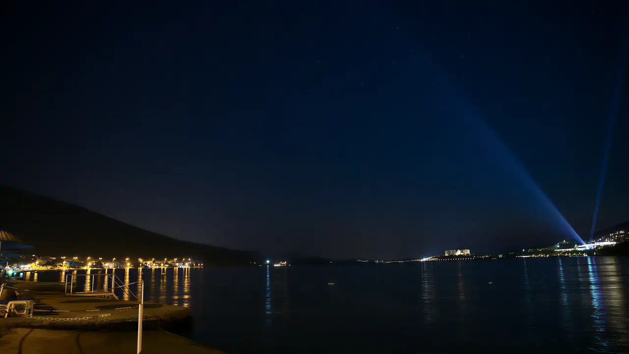 Widok na Green Port Bodrum nocą nad brzegiem morza