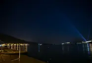 Widok na Green Port Bodrum nocą nad brzegiem morza