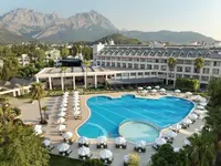 Widok na kompleks i basen w Greenwood Kemer Resort