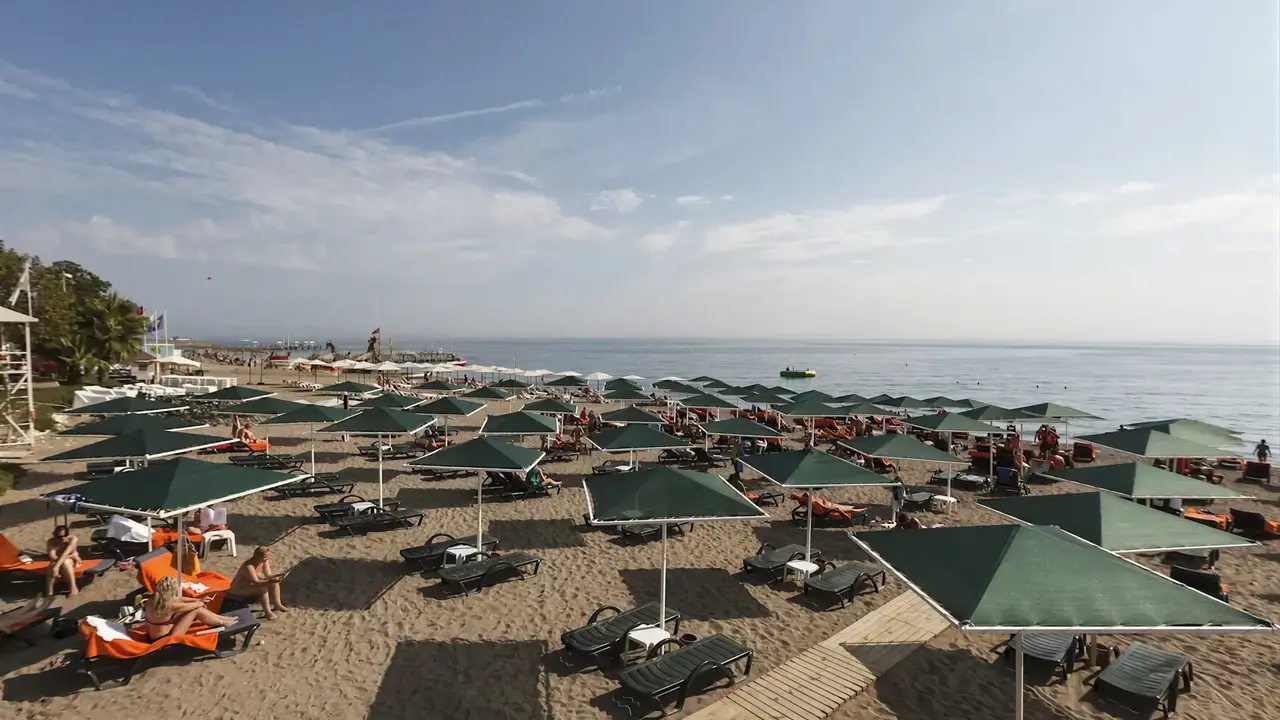 Plaża z parasolami i leżakami w Greenwood Kemer Resort