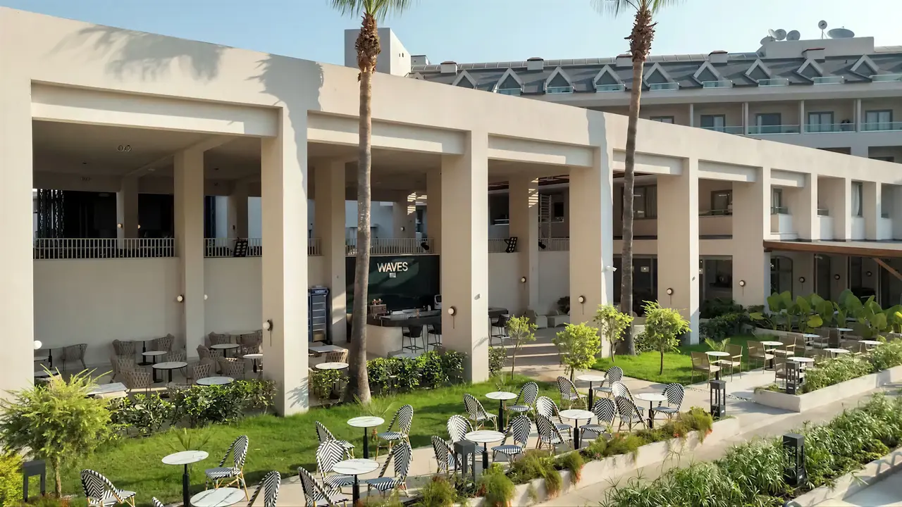Strefa wypoczynkowa z zielenią w Greenwood Kemer Resort