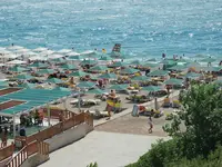 Plaża z parasolami i leżakami w Greenwood Kemer Resort