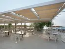 Taras restauracyjny z białymi meblami w Greenwood Kemer Resort