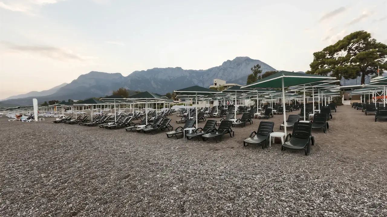 Leżaki i parasole na plaży w Greenwood Kemer Resort
