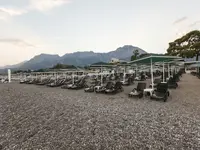 Leżaki i parasole na plaży w Greenwood Kemer Resort