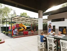 Dzieci bawią się w placu zabaw Greenwood Kemer Resort