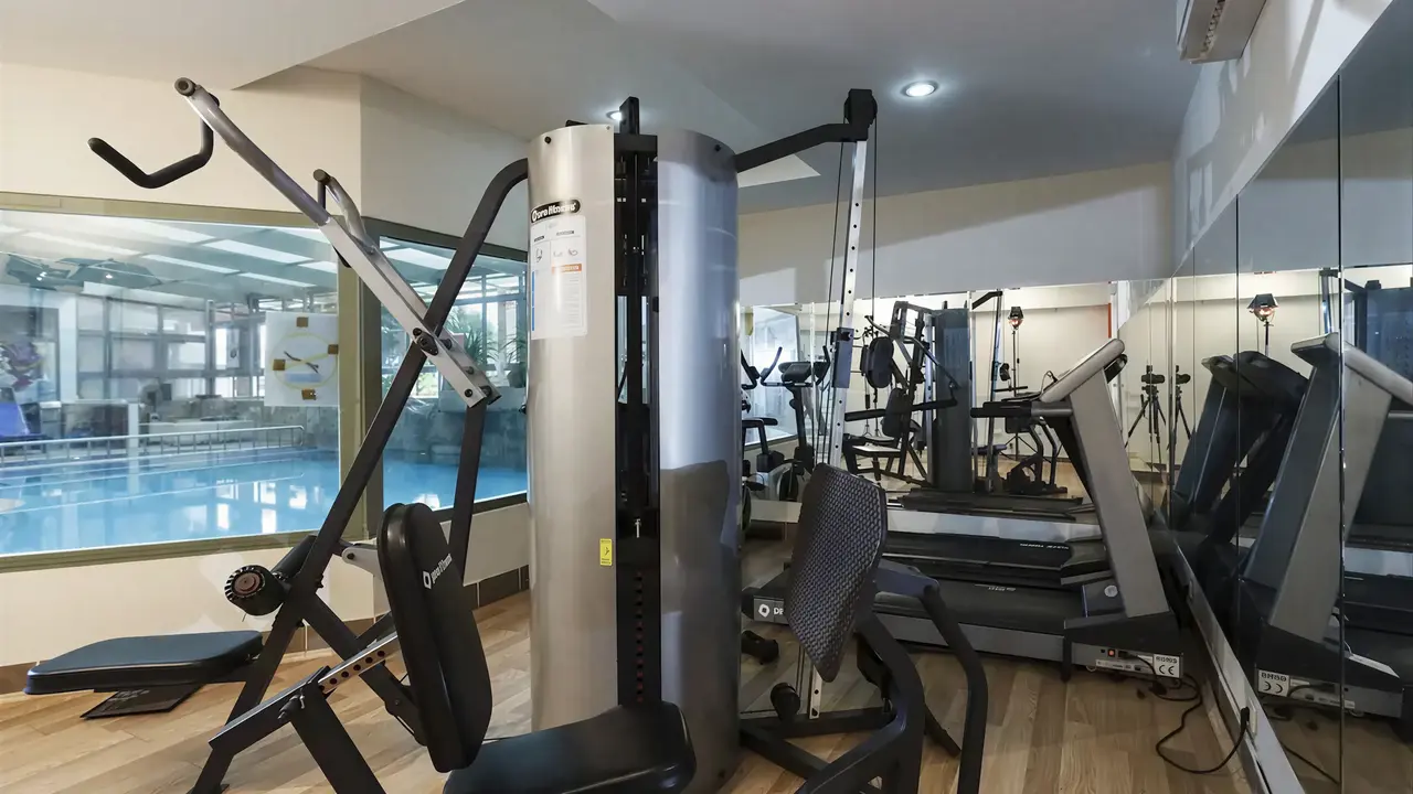 Siłownia z urządzeniami treningowymi w Greenwood Kemer Resort
