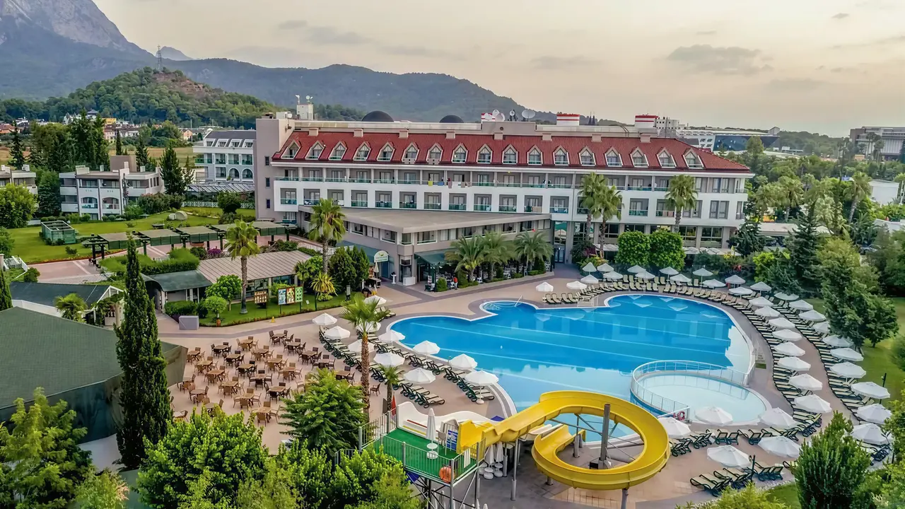 Widok na kompleks Greenwood Kemer Resort z basenem
