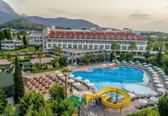 Widok na kompleks Greenwood Kemer Resort z basenem