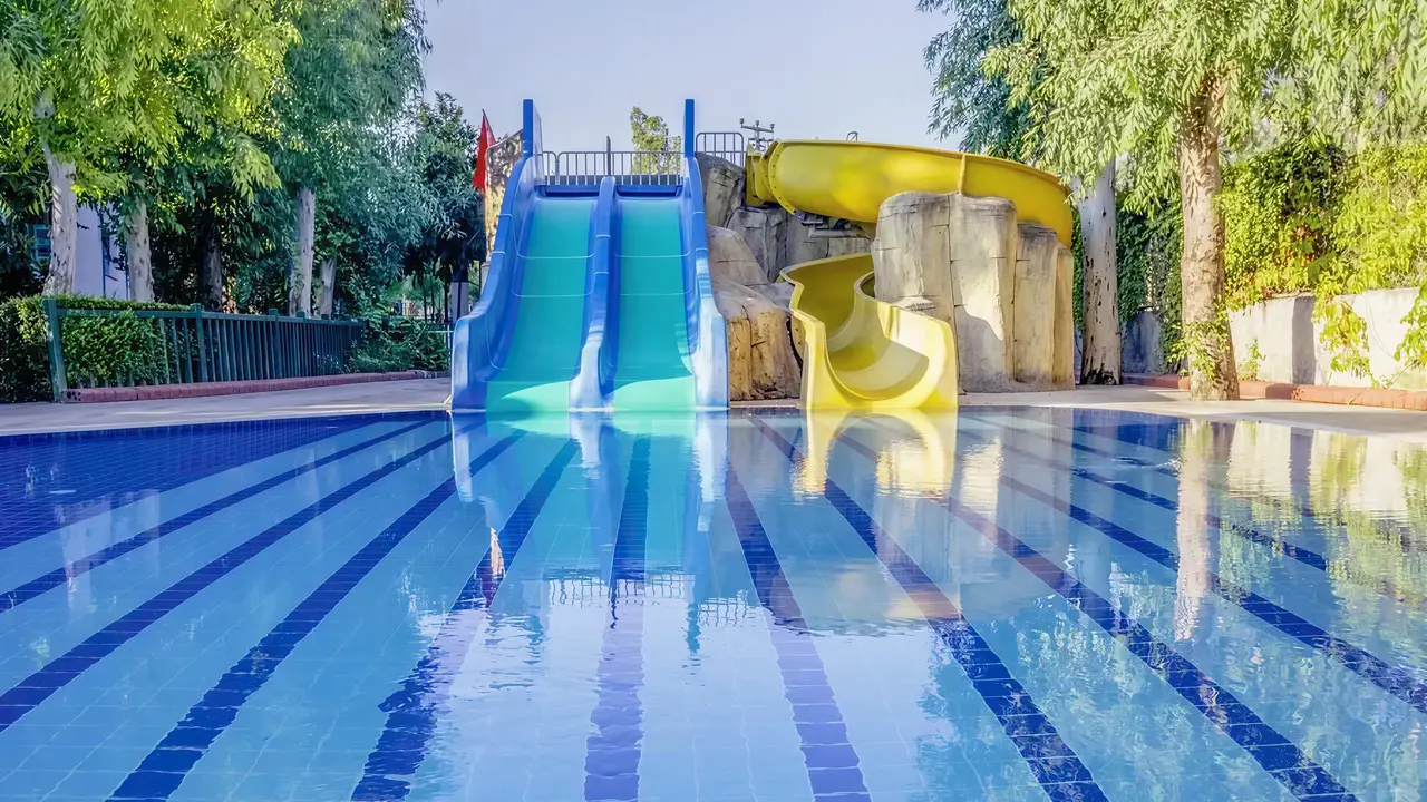 Zjeżdżalnie wodne w basenie Greenwood Kemer Resort