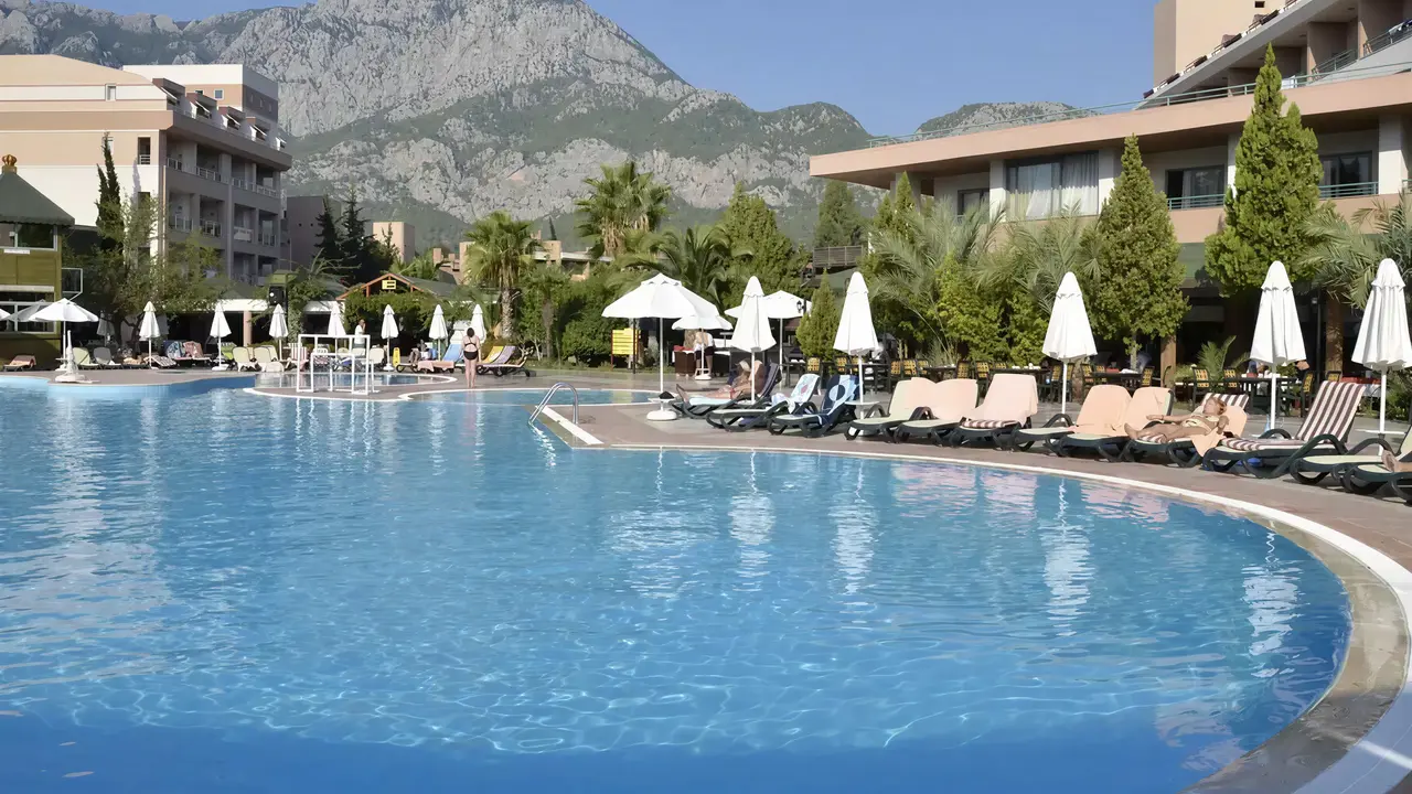 Basen z leżakami i parasolami w Greenwood Kemer Resort