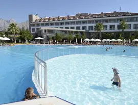 Basen w hotelu Greenwood Kemer Resort z dziećmi