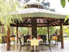 stolik restauracyjny w altanie w Greenwood Kemer Resort