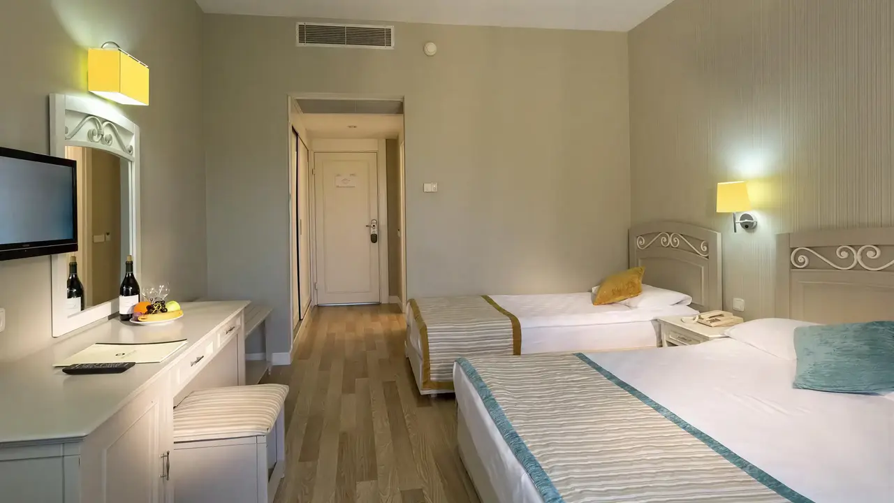 Nowoczesny pokój z łóżkami w Greenwood Kemer Resort