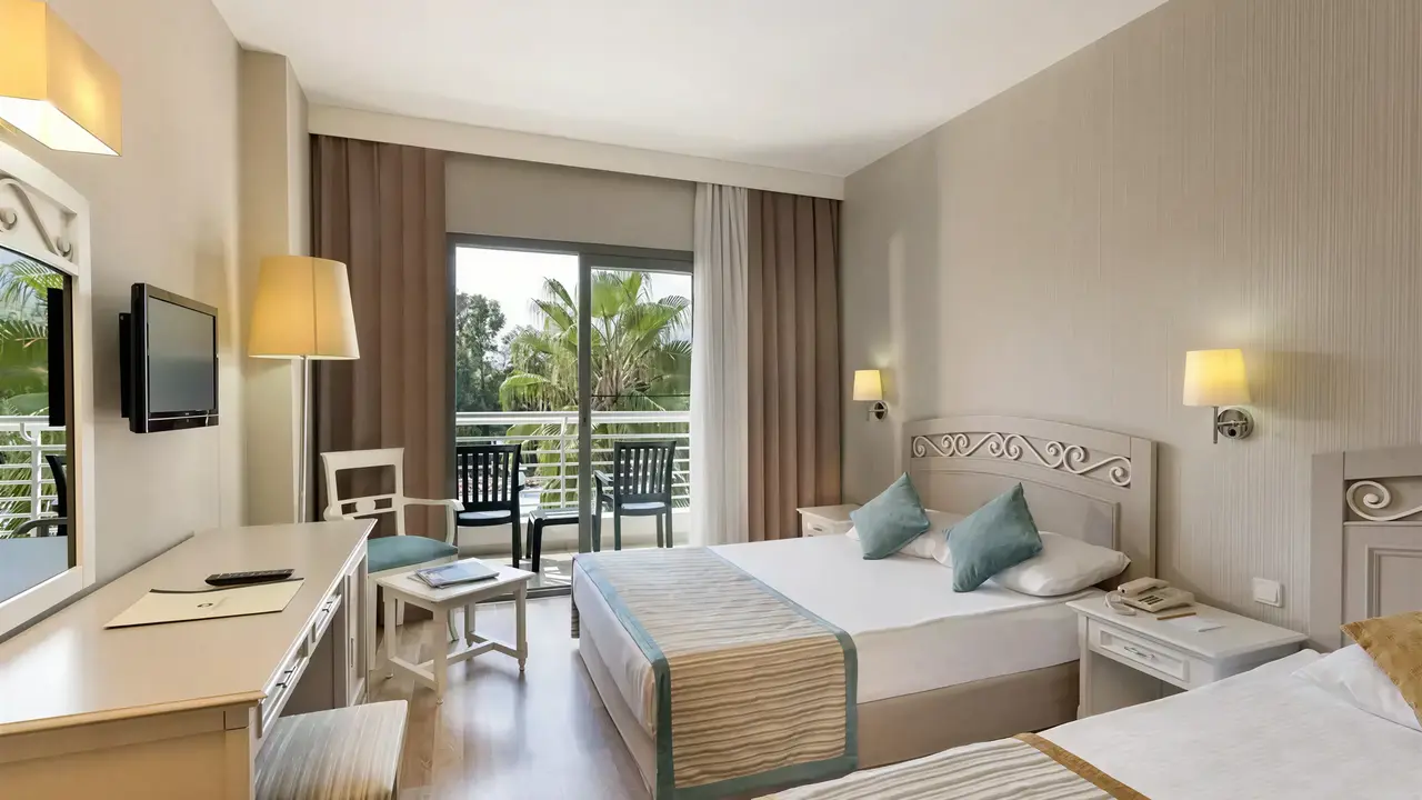 Pokój z łóżkami i balkonem w Greenwood Kemer Resort