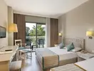 Pokój z łóżkami i balkonem w Greenwood Kemer Resort