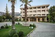 Elewacja budynku i wejście do Greenwood Kemer Resort