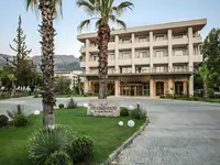 Elewacja budynku i wejście do Greenwood Kemer Resort