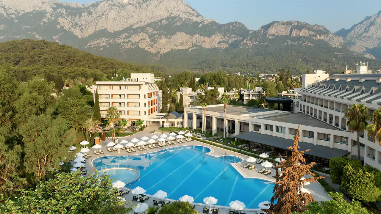 Widok na kompleks Greenwood Kemer Resort z basenami