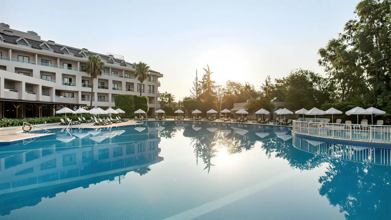 Basen z leżakami w Greenwood Kemer Resort
