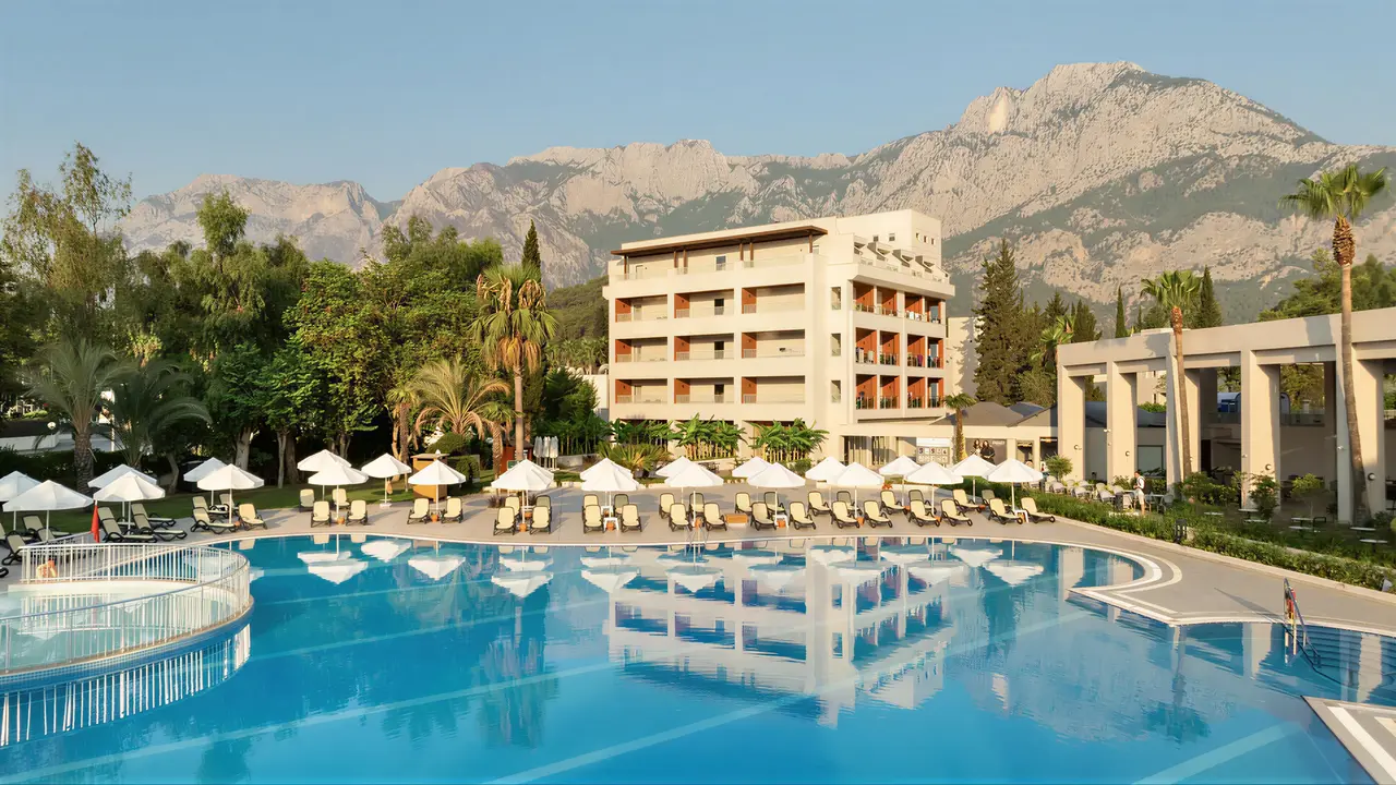 Widok na budynek i basen w Greenwood Kemer Resort