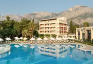 Widok na budynek i basen w Greenwood Kemer Resort