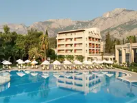 Widok na budynek i basen w Greenwood Kemer Resort