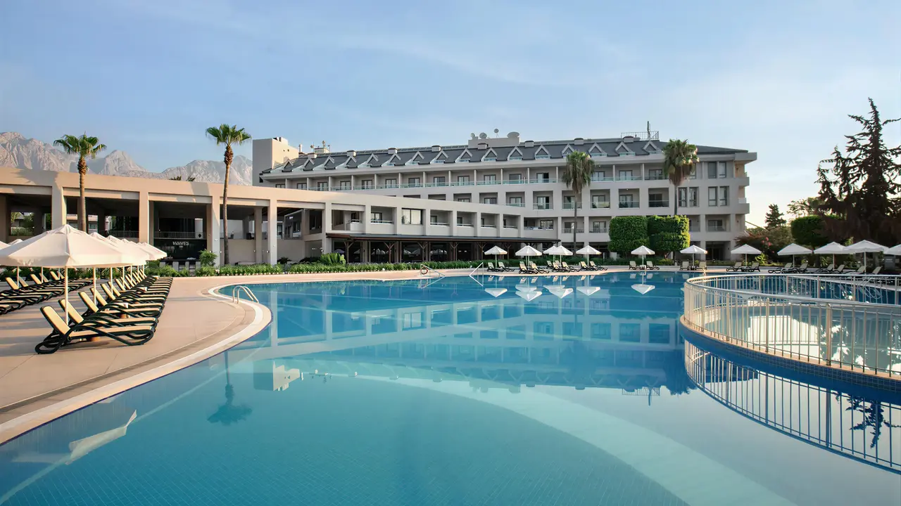 Basen z leżakami w hotelu Greenwood Kemer Resort