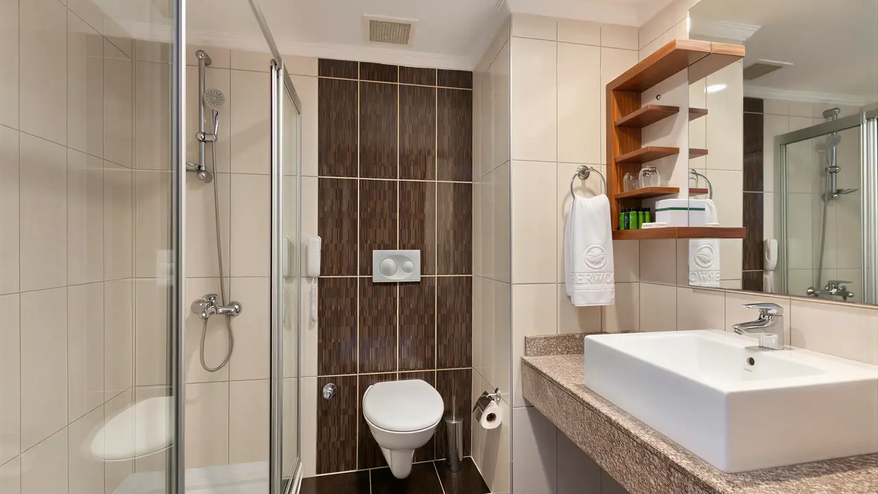 Łazienka w Greenwood Kemer Resort z prysznicem i umywalką