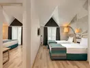 Nowoczesny pokój z łóżkami w Greenwood Kemer Resort