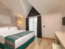Nowoczesny pokój z łóżkiem w Greenwood Kemer Resort