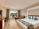 Nowoczesny pokój z łóżkiem w Greenwood Kemer Resort